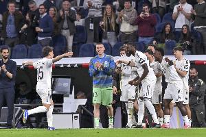 神来之笔!居莱尔68米超远后场吊射破门,预期进球仅0.01 配图