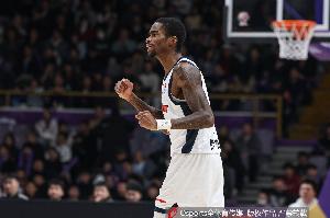 苦苦支撑！萨姆纳半场11中6砍最高16分 罚球3中3 配图