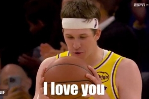 这是真爱里夫斯1+2扳平比分之后对着篮球说：I Love You！ 配图