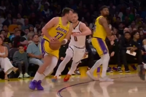 太准了吧！东契奇迎着布劳恩干拔三分再进 个人第2记&全队第5记 配图