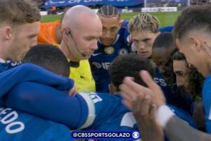 有解释也够炸裂..切尔西赛前围裁判因纽卡先开球,裁判来中圈控场 配图