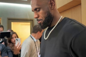 詹姆斯谈鱼跃扑球：我活在当下 我明白每个回合都很重要 配图