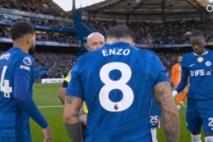 名场面!切尔西围圈把主裁保罗·蒂尔尼围住 帕尔默抱裁判+盯着看 配图