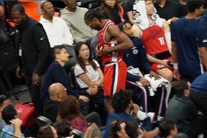 不像脚踝！小卡表情痛苦捂着自己的腰腹部离场并高举双手进行伸展 配图