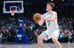 调整能力极强！克尼佩尔第三节6中5&三分4中3轰17分 上半场仅2分 配图