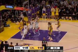 顶薪拿来!里夫斯第二罚故意不中 自己抢到板抛投拖入加时! 配图