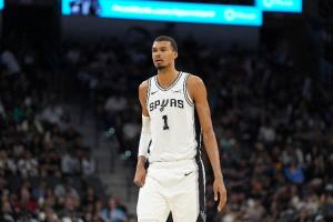 复出狂轰32+12+8+2+4!文班近5战合砍165分57板19帽 比肩06年姚明 配图