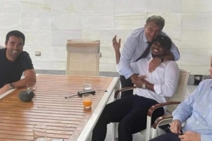 埃托奥支持拉波尔塔竞选巴萨主席：投他一票！他激励了整整一代人 配图