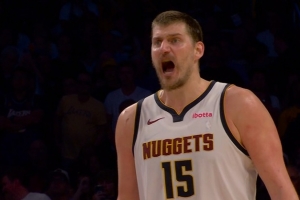 强打！约基奇单打艾顿 晃动后高抛打板追平比分 配图