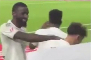 阿斯报晒视频,发现吕迪格在庆祝居莱尔进球时打了小将皮塔奇一下 配图