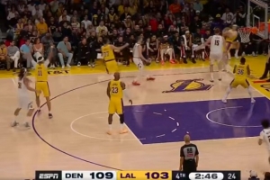 拼命三郎！里夫斯奋力扑抢完成抢断 及时叫停保住球权 配图