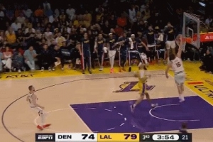 好家伙你跑这么快！约基奇瞅准时机抢断 一马当先反击单臂暴扣！ 配图