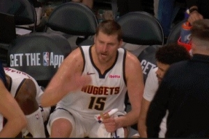 怎么了？暂停时约基奇在替补席情绪十分激动 手舞足蹈说着什么 配图