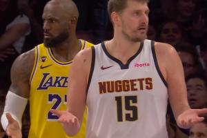 一时瑜亮！约基奇与詹姆斯两人同时摊手 表达对判罚的不满！ 配图