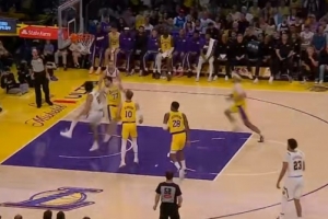 努力追赶！卡梅隆·约翰逊三分命中&布劳恩反击得手 掘金打停湖人 配图