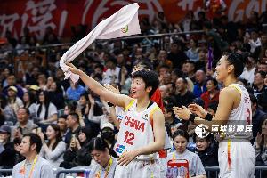 就差投篮了！陈玉婕半场4中0没有得分&拿2板2助1断 正负值+9 配图