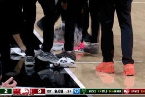 小插曲！雄鹿老鹰比赛场边饮料洒了 多名工作人员一起出动擦地 配图