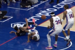 虚惊一场！特里上篮失衡摔在地上肩膀着地 缓了一会儿回到比赛 配图
