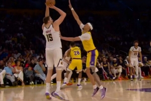 士气大振！约基奇弧顶开炮 三分命中并造海斯犯规加罚也有 配图