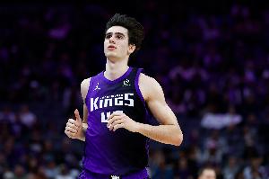 【菜鸟】雷诺23分5板 克尼佩尔20分6板3助 埃奇库姆16分4板7助2断 配图