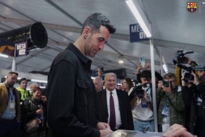 布斯克茨来到现场投票，拉波尔塔与他握手并拥抱 配图