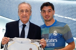 迪亚斯为皇马出战150场比赛，弗洛伦蒂诺向他颁发纪念球衣 配图