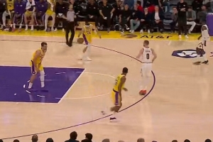 兄弟，你搞偷袭？东契奇和八村塁保护篮板 被后者不慎击中要害 配图