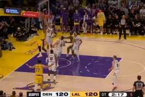 飞不动了！詹姆斯接球强攻 遭阿隆·戈登遮天血帽 配图