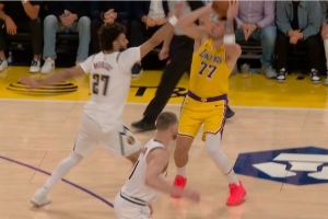 今天实打实卧底！贾马尔·穆雷对东契奇三分犯规 后者三罚扳平 配图