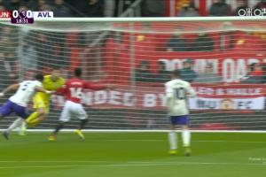 阿玛德禁区倒地，投诉对方拉拽球衣，裁判没有给点球 配图