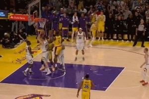 统治者？艾顿篮下接詹姆斯传球再得分 包揽球队加时前4分 配图