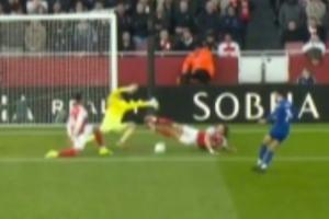 这是什么动作?麦克尼尔门前补射,倒地的卡拉菲奥里贡献极限封堵 配图