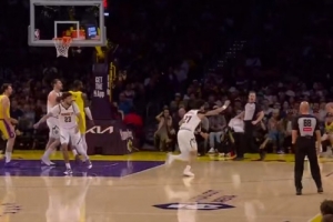 连珠炮！里夫斯外线开火 连中2记三分助湖人占据场上主动 配图