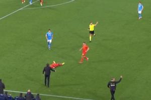 有情有义!莱切球员捂胸口突然倒地,孔蒂立刻冲入场内让队医进场 配图