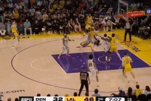 一马平川！詹姆斯反击接球 中路突进起飞拉杆上篮轻松得手 配图