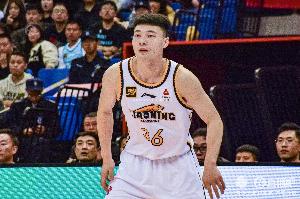 手帝外线很飘逸!鄢手骐半场三分6中3拿9分3板2断 正负值+23! 配图