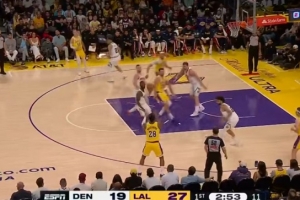 这球怎么传的？东契奇突破不看人妙传 八村塁罚球线急停中投命中 配图