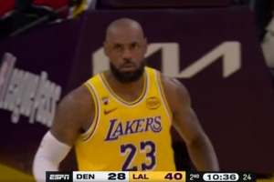 行云流水！斯玛特抢断&拉拉维亚长传 詹姆斯追击三分一箭穿心 配图