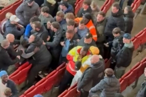 客场输给阿森纳之后,埃弗顿球迷在看台互殴 配图