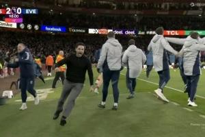 high翻了!道曼进球后阿尔特塔激情庆祝,狂奔高高跃起挥拳 配图