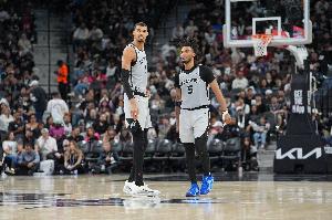 这怎么玩！文班亚马顺下直接抛传 卡斯尔溜底线空中转体空接反扣 配图