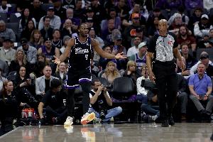 在对手内线肆意妄为!雷诺&阿丘瓦合计26中21爆砍48分18板 配图