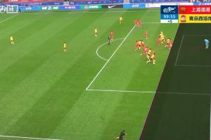 越了个脚尖！雷森德打入一球，VAR长时间检查后认定越位进球无效 配图