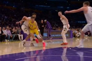 值！东契奇强攻卡梅隆·约翰逊打进加罚 掘金挑战成功改进攻犯规 配图