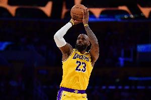 鱼跃救球大振士气!詹姆斯鏖战40分13秒 13中7贡献17分6板5助2断 配图