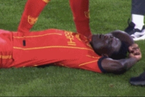 惊魂一幕！莱切球员突然捂着胸口倒地，送医院后心电图检查没问题 配图