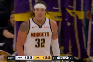 延续火力！阿隆·戈登持球单打 正面三分再度穿针 配图