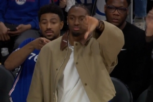 隔扣扣飞！埃奇库姆用力过度扣篮不中 马克西场边比出手势 配图