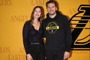 跨界联动！网坛名宿莎拉波娃和东契奇合影留念 配图