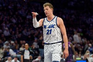 粗中有细！大瓦格纳背后运球甩开拉松 举火烧天单臂重扣技惊四座 配图